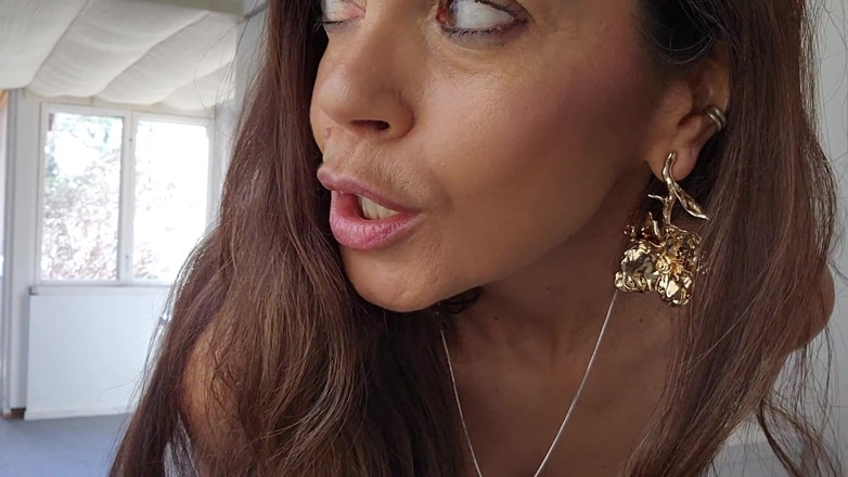 LoveAndRopes: Perfektní Milfka Masturbuje a Dostane Mnoho Výbušných Orgasmů, Když Se...