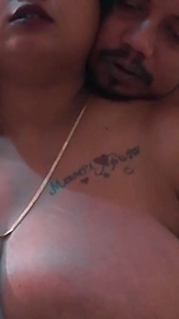 Sexy Milffiguur Indische Bhabhi Bood Haar Grote Borsten En Poesje Aan Om Van Te Genieten