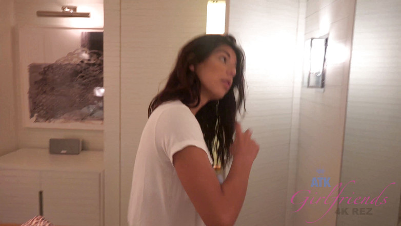 ATK Girlfriends: Virtual férias no Havaí com Gina Valentina 2/5