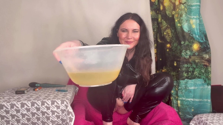 MissFFW: Bayan iki kadın sandalyede çömeliyor ve bir kaseye işiyor