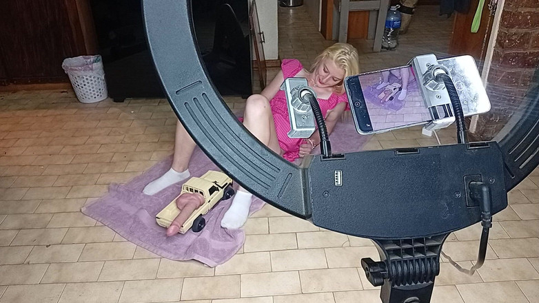 18blondteen: Rc carro com vibrador fodendo buceta quente de 19 anos