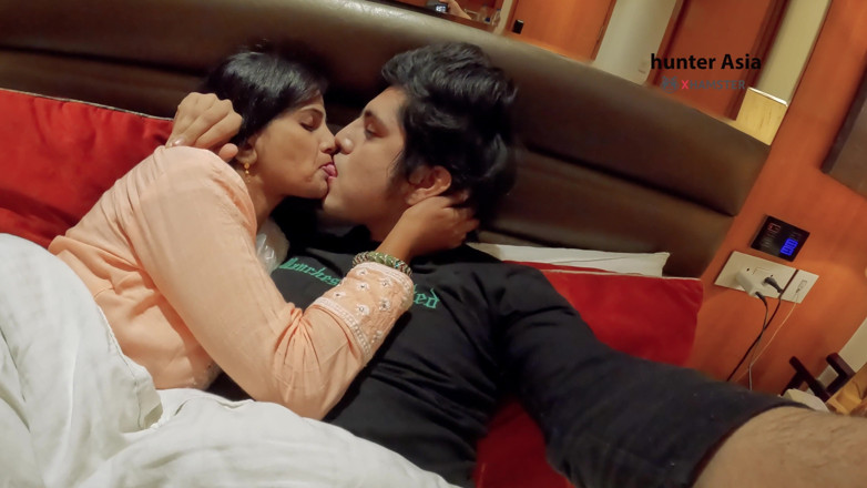 hunter Asia: Its Feels so Good Fucking MILF in Hotel Room