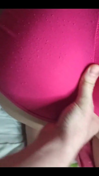 Dulces agujeros de milf en pantalones cortos rosas se tocó