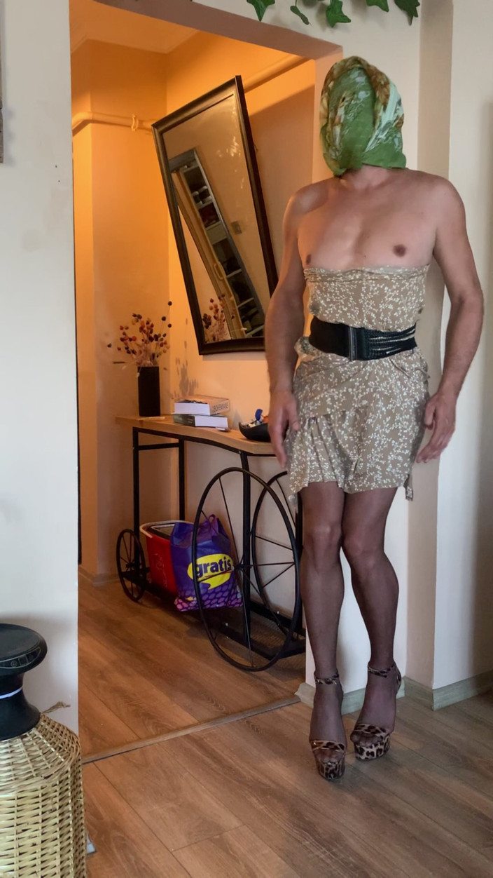 cd_aysemmm: Ho mostrato il mio cazzo al ragazzo della pizza (senza reggiseno,...