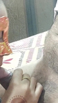 Pirya bhabhi sange menikmati mengisap kontol pasangannya dan memberikan blowjob