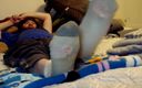 Au79: Bersantai di tempat tidur dengan kaus kakiku
