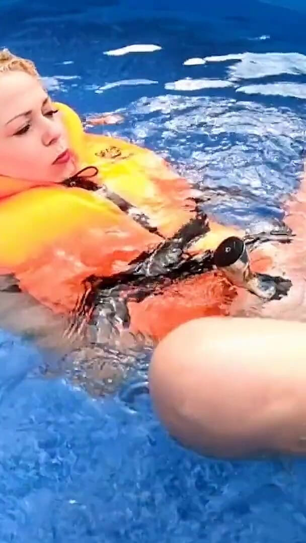 UKCuteGirl Lucy Lauren: Joc cu vibrație cu jachetă life jacket în piscină