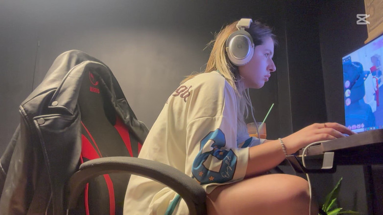 NipsAndStrips: Kentut saat bermain gaun untuk mengesankan di Thongs