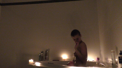 Leon Lambert Girls Twerk Parties CFNM: Popołudniowy czas na łazienkę z Sarą