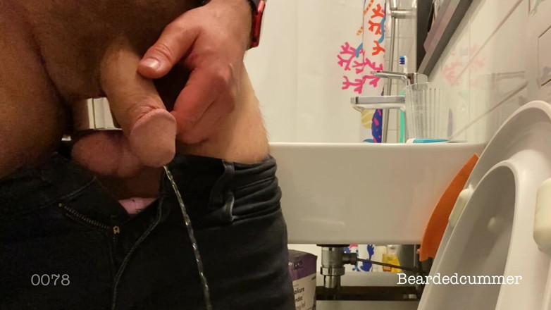 Beardedcummer: Ayah mengambil kencing dengan pengusung telur keluli berat
