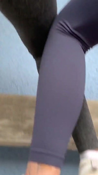 Pov tôn thờ đít đôi và nhổ nước bọt ngoài trời với tình nhân kira và sofi trong quần legging