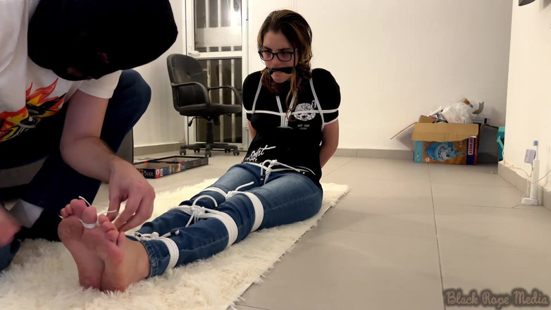 Miriam Slave: Miriam attachée en jean se fait jouer avec ses pieds
