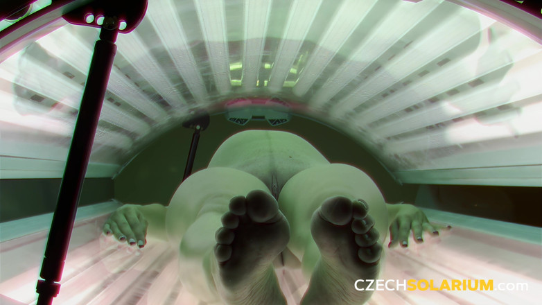 Czech Solarium: Чеський солярій 327: вагітна красуня демонструє свої сексуальні вигини на сонці