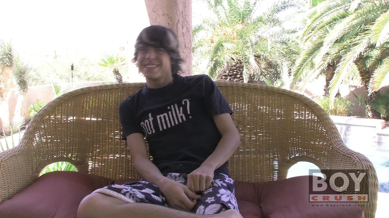 Boy Crush: Tristan di tepi kolam