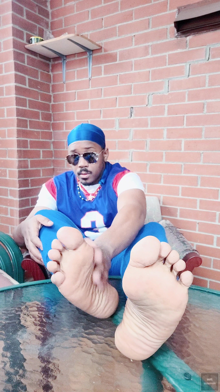 Soft Soleman: Erkek ayaklarımı oynatıyorum ve sikiyorum (2025)