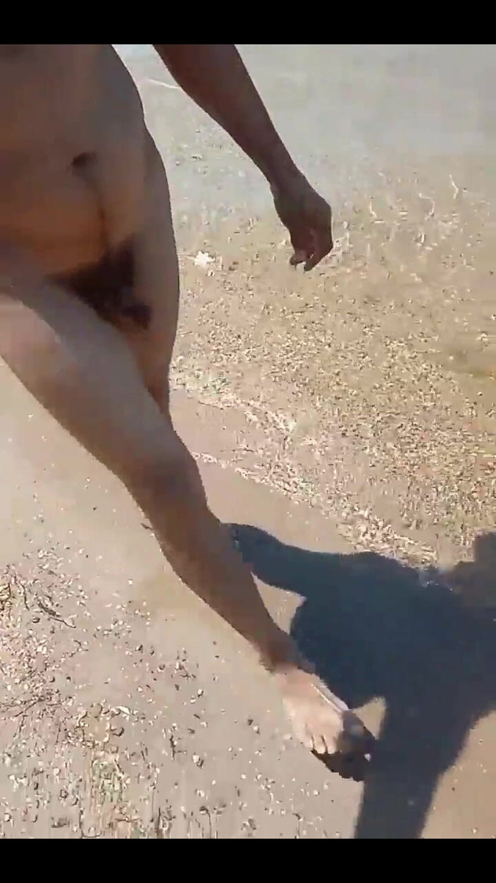 MaxonFF: Esibizionismo. Cammina nuda in spiaggia.