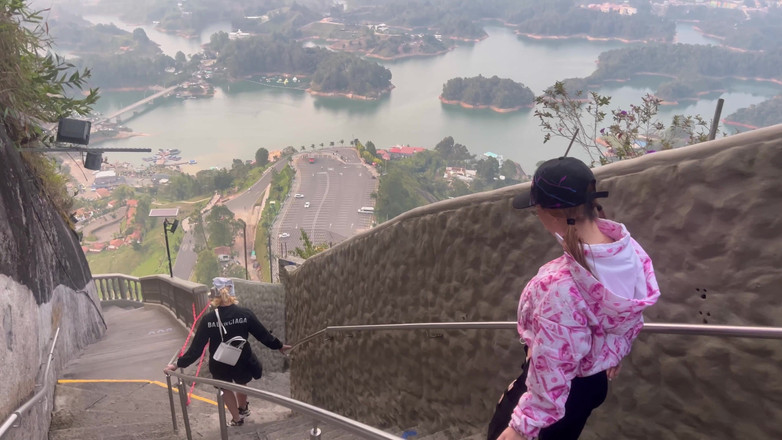 Katty Blake: Katty blake被游客在Piedra del penol、Guatape、Antioquia、col发现