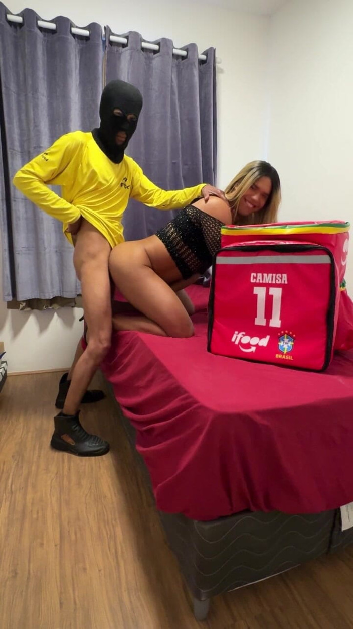 Andreialatina: Fucking with an Ifood Delivery Driver