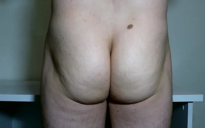 Danny Solo: I Show My Ass (standing)