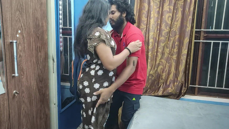 Vaigavarun45: 男の子は彼の家に誰もいない間、彼の仕事仲間、ガールフレンドと寝室でセックスを誘惑します