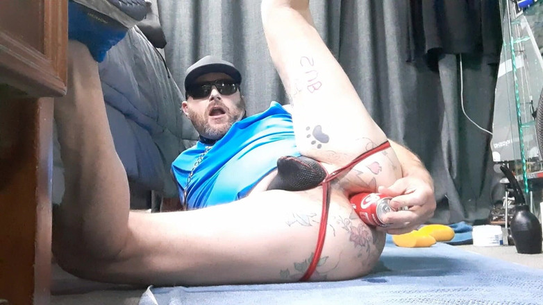 Ryan743: Gay anální perverzní webová děvka vloží sodovku do zadku