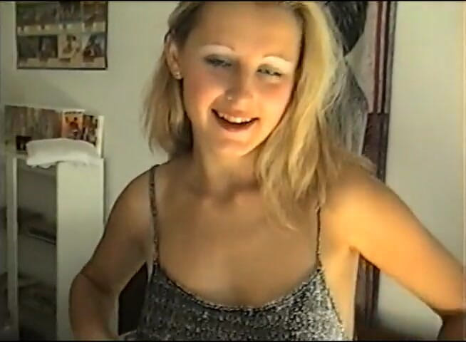 Flash Model Amateurs: Une superbe blonde se fait lécher le vagin