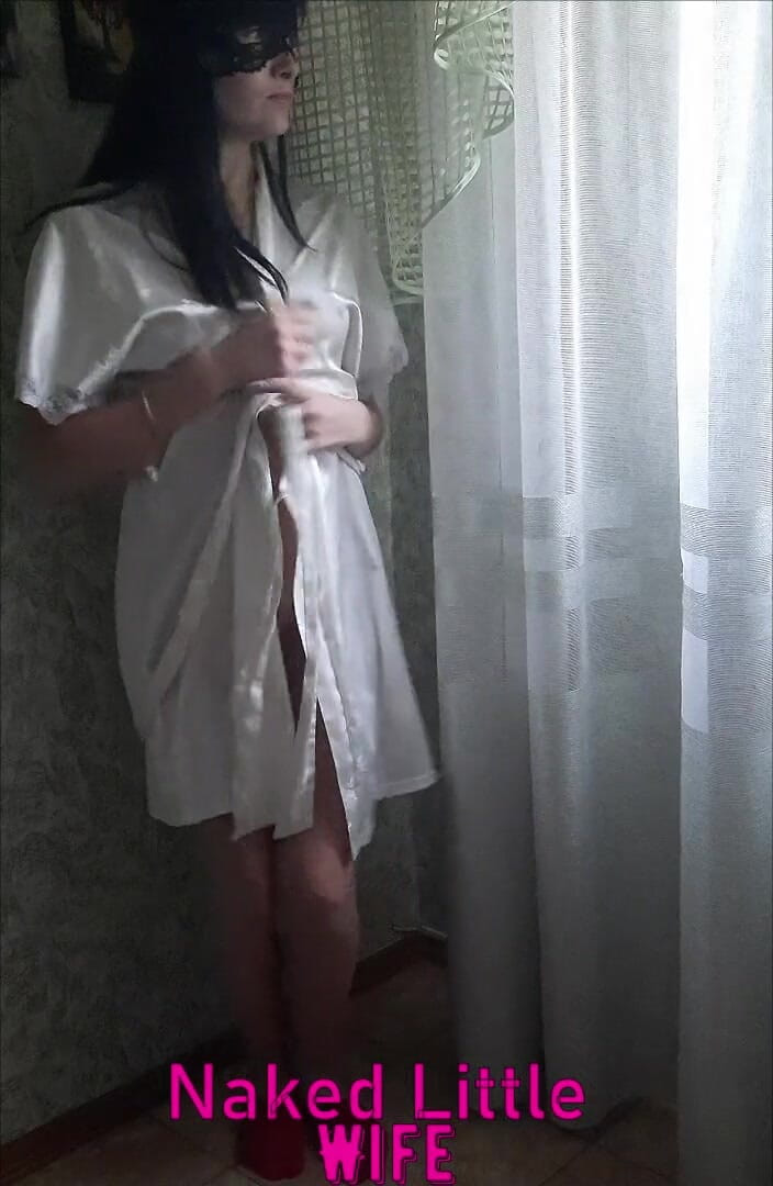 Nakedlittlewife: Une étudiante se déshabille devant la caméra et se caresse