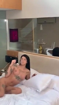 Tocilară tatuată cu penis mare care îi dă fundul lui Roludo