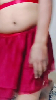 Dans transsexual în lenjerie roșie sexy