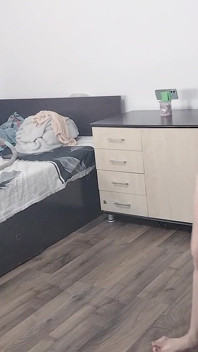 Sexy Moglie Si Allena a Casa Nuda.