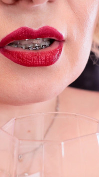 JOI วิดีโอ FemDom POV น้ำลายกับหญิงรังแก: เธอดูดสายรัด (โดย Arya Grander)