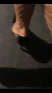 Louboutin bota se roztáčí. Klasická černá. Klasický bezstarostný styl.