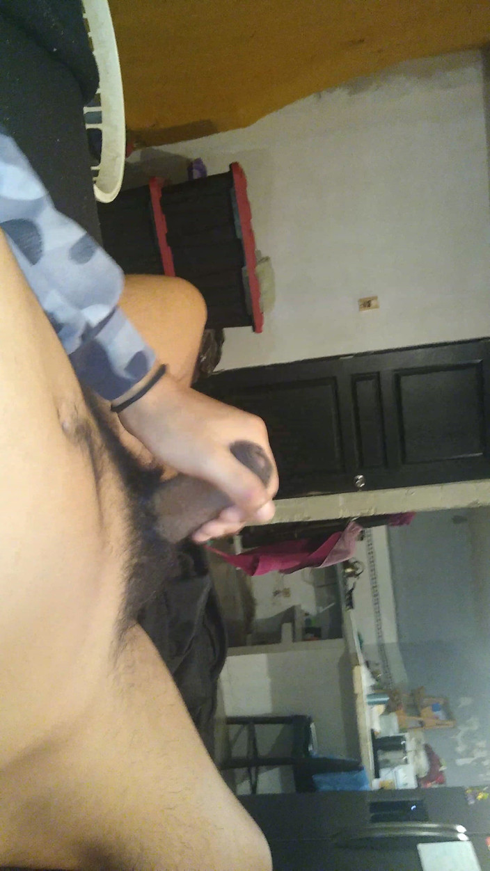 AlexAlejandro13: ¿Quién quiere estar en la cama conmigo tan delicioso?