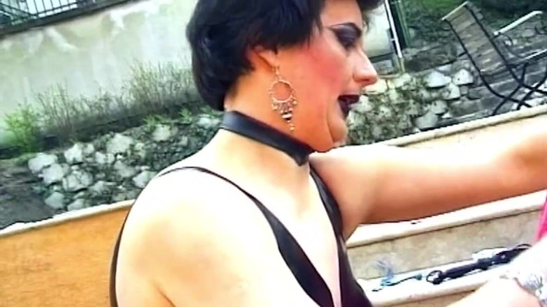 My German Amateurs: Brunette Dominatrix pint wasknijpers op lul