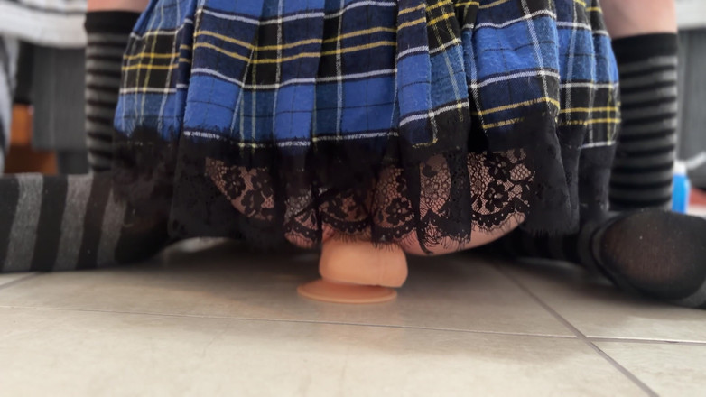 Kinky Princess: 穿着迷你裙骑乘假阳具