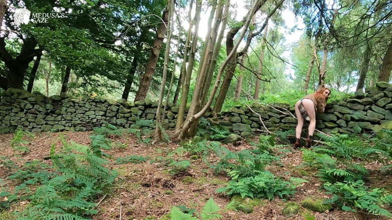 Lily kink: Bts - Traviesa Foxy MILF Encuentra Juguetes Sexuales En El Bosque