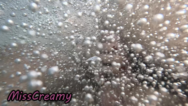 Miss Creamy: Kelipan batang adik tiri kolam awam dengan melancap berisiko, menonton...