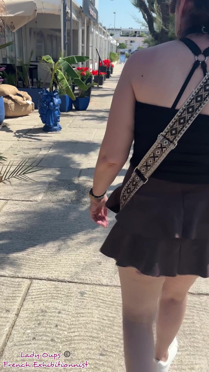 Lady Oups: Exposición Con Microfalda En Público
