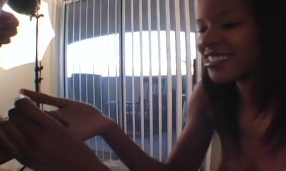 Femdom Sex: Si cantik eboni mengusap zakar keras