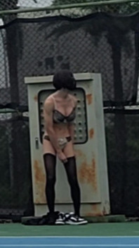 Ofis hanımı travesti herkesin içinde boşalıyor