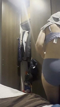 나는 청소 소녀가 옷을 다림질하는 동안 섹스합니다