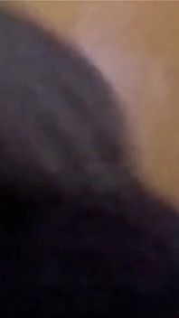 모든 사람들이 근처의 모든 사람들이 정액을 삼키는 동안 그녀의 반 의붓여동생의 자지를 몰래 빠는 아시아 소녀.