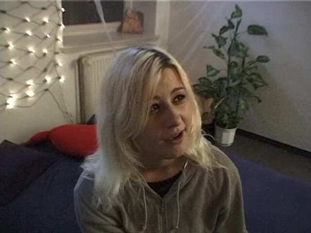 Lucky Wankerz: Blondă cu țâțe mici suge pula după ce și-a vibrator pizda