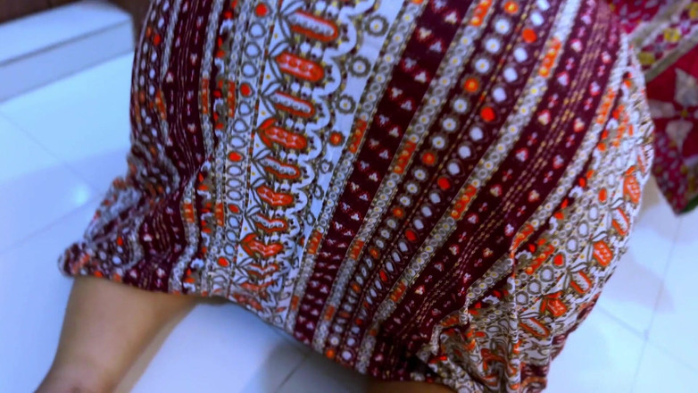 Aria Mia: Krásná Egyptská sexy macecha zaseknutá uvnitř stolu, teď chce ode...