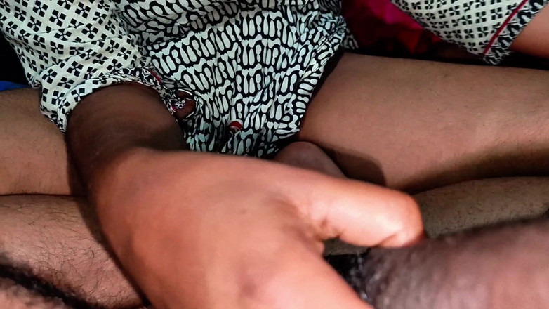 Bithi69gril: Zabrałem Bhabhi do pokoju i ją pieprzyłem, potem zdejmowałem stanik...