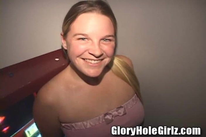 Glory Hole Girlz: Arrapata cazzo succhia bionda mangia sperma gloryhole puttana felice cazzo...