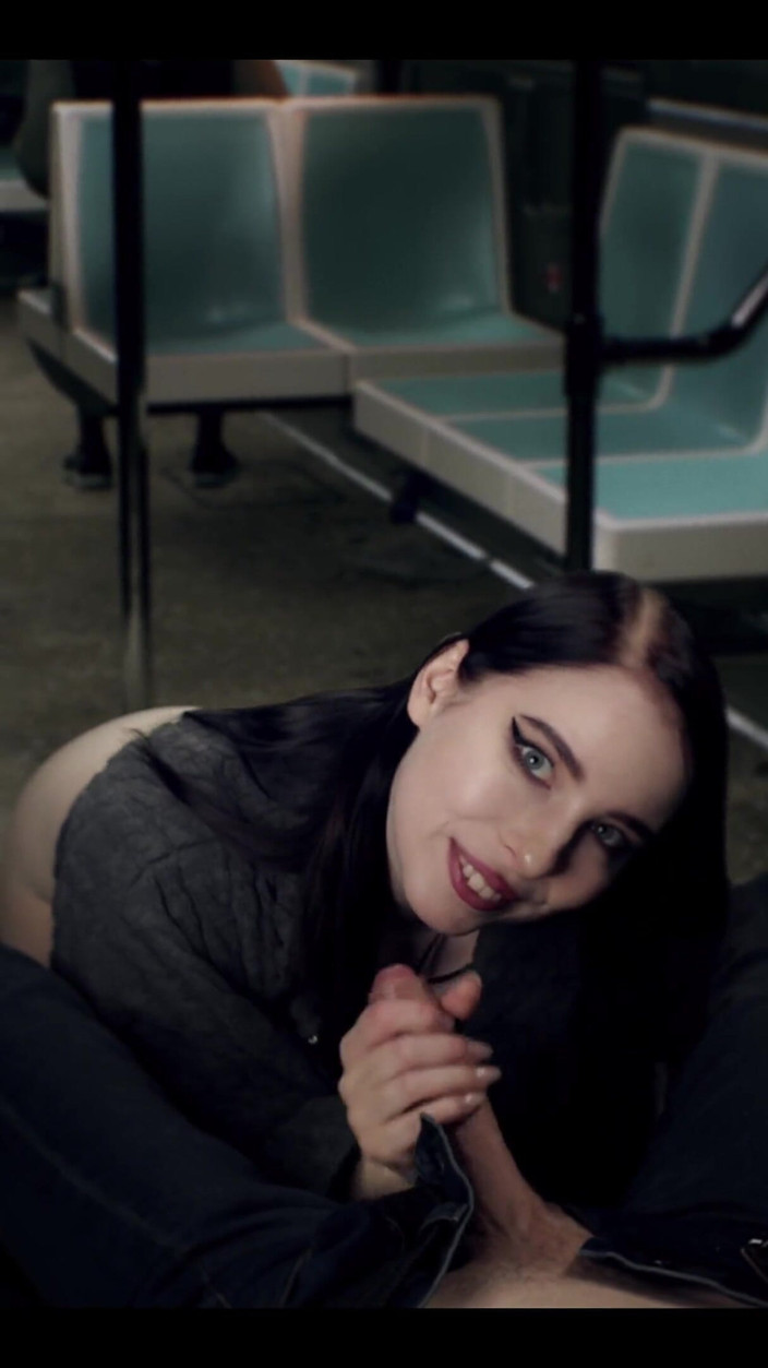MollyRedWolf: Beautiful Stranger Sucked Me in Train - Mollyredwolf