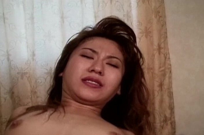 Asian Mature Climax: 这个饥渴的亚洲女孩的两根坚硬且满载的鸡巴