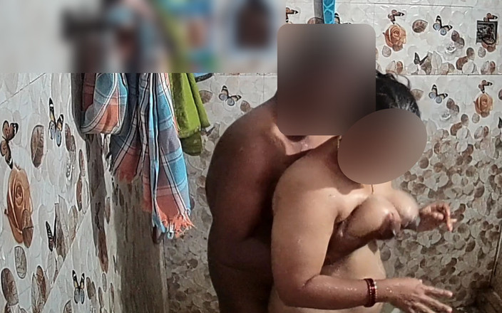Black & white desicat: Indische man en vrouw naakt badend in de badkamer