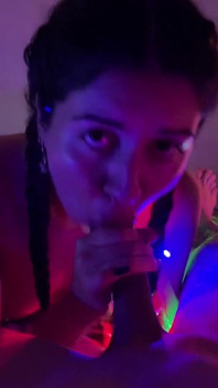A la chica le encanta la doble penetración y por supuesto anal, una buena follada dura en la boca
